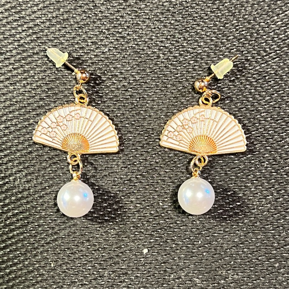 Elegant Gold Fan Earrings with Pearl Drop
